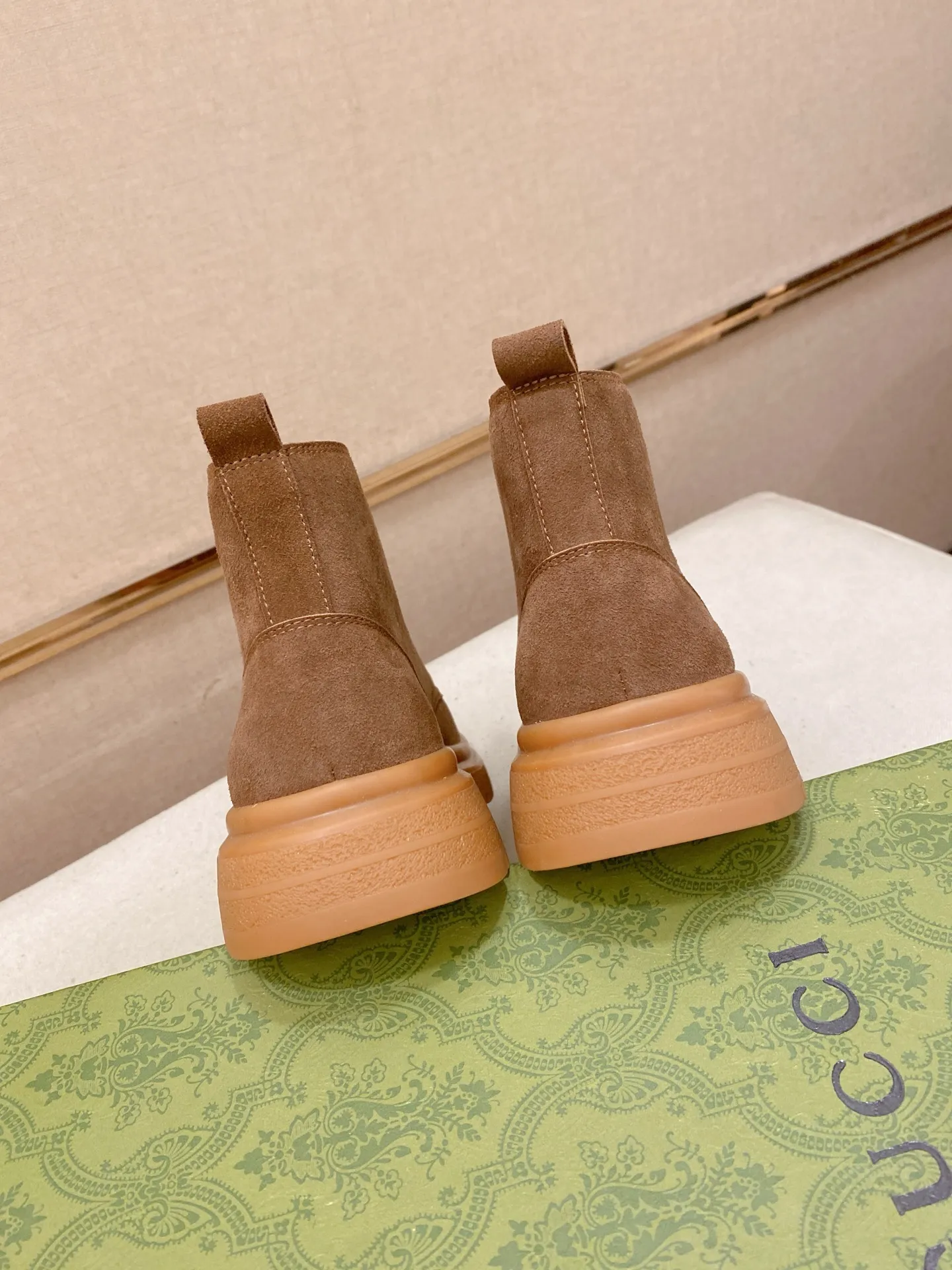 Men's shoes💰 440💰 Leather and velvet lining optional! The new high-top GUCCI counters are on the market at the same time. The new men's shoes and 😘fabric are selected from imported cowhide. The lining: leather lining and plush lining are optional. 👍🏿 High-end ☄️ air-cushion molded anti-slip rubber outsole, exquisite lines, simple and elegant, comfortable and high-end for leisure travel. Code number: 38 to 44 (45 can be customized and cannot be returned or exchanged)